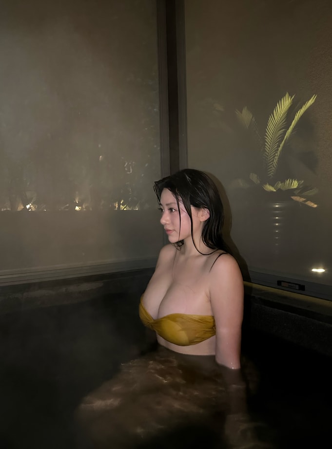 图片[2]-【微密圈】奶宝妹纸-夜晚的泳池 [24P10V-464MB]-蜜桃啵啵