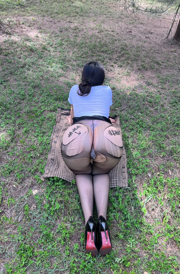 图片[1]-【微-密】迷人的五姨太-制服OL的户外诱惑 [30P-198M]-蜜桃啵啵